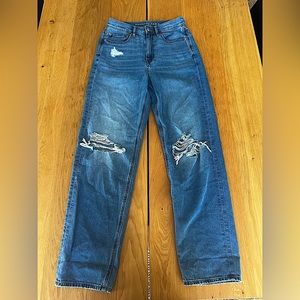 Hardly worn American Eagle blue wash baggy jean; size 6